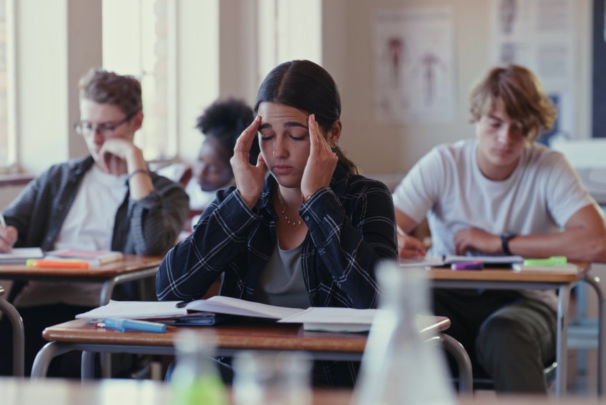 Inomhusmiljön på svenska skolor och i sjukvården har stora brister, visar en ny undersökning.