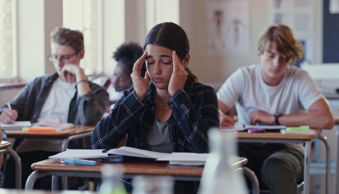 Inomhusmiljön på svenska skolor och i sjukvården har stora brister, visar en ny undersökning.